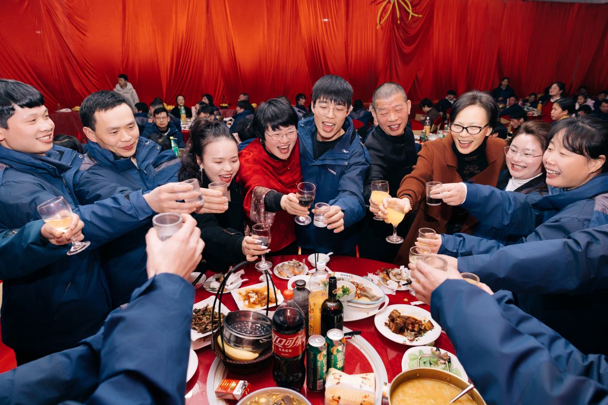 Company leaders personally thanking employees with a toast at Jinhoda annual dinner Company leaders personally thanking employees with a toast at Jinhoda annual dinner
